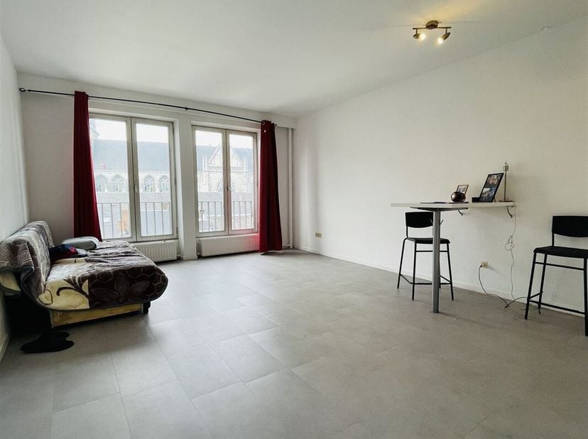 ***** OPTION *****<br />
Au 5° étage de la Résidence Athena, dans l'hyper centre, un studio en façade arrière prêt à habiter et sa cave privative. Son