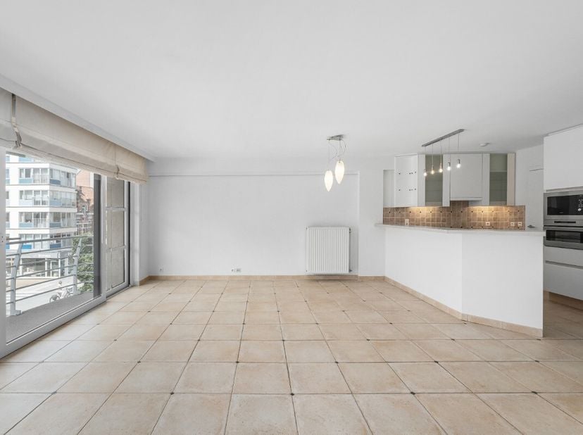 Appartement non meublé à louer à lannée au centre de Coxyde Spacieux et confortable, cet appartement est idéalement situé au cur de Coxyde, à quelques