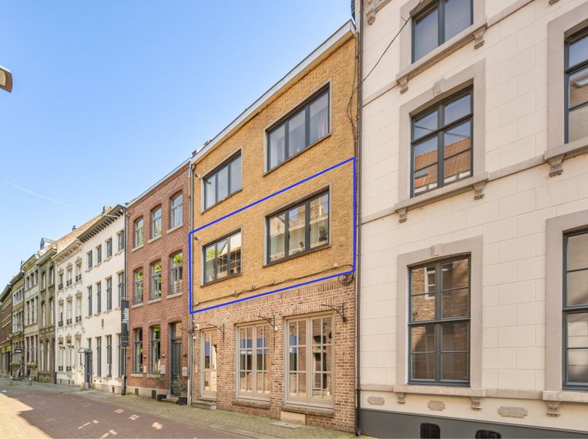 Dit comfortabel appartement is gelegen op de 1ste verdieping van een kleinschalige residentie op een steenworp van historische markt en pal in het cen
