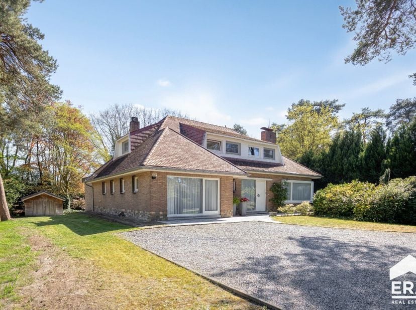 [[ DIT PAND NEEMT DEEL AAN DE ERA OPEN HUIZEN DAG OP 13/6 VAN 13:00 TOT 14:00 ]] Lommel-Centrum: Ruime woning gelegen in bosrijk villapark op 5 minute