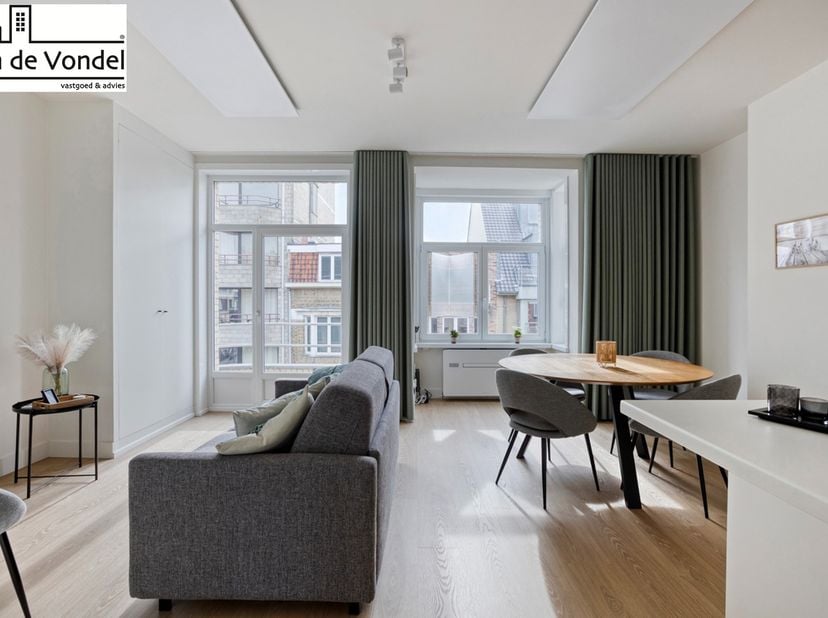 Op zoek naar een stijlvol en zorgeloos appartement met twee slaapkamers aan de kust?<br />
Dit prachtig gerenoveerde appartement in het centrum van De