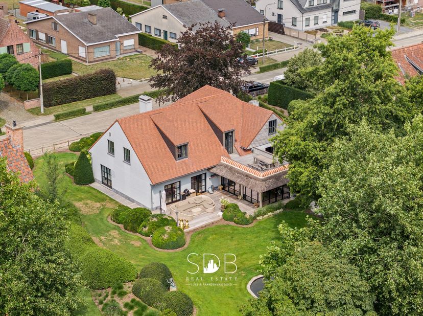 In een rustige, residentiële omgeving in Lochristi, omgeven door groen en met vlotte verbinding naar Gent, bevindt zich deze karaktervolle landelijke
