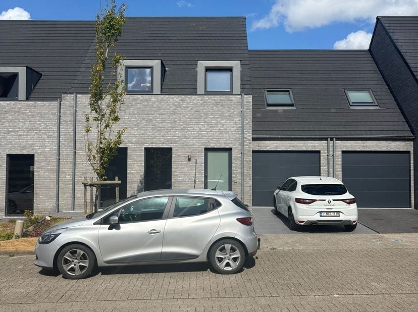 Deze recent gebouwde rijwoning treffen we in de woonbuurt van de 'Zwijnlandstraat' dit op een zucht van de Markt, kleinhandel, Colruyt, sportcentra, s