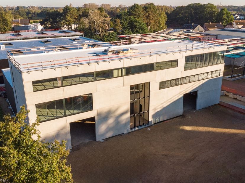 Deze prachtige nieuwbouw kantoorruimte van 232 m², gelegen op de eerste verdieping van het moderne KMO-complex BAYOT, combineert comfort, uitstraling