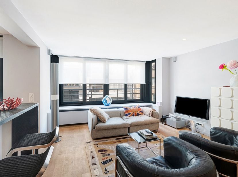 Ontdek dit stijlvol afgewerkte en instapklare appartement waar ruimte, licht en wooncomfort perfect samenkomen. Dankzij de hoogwaardige afwerking en d