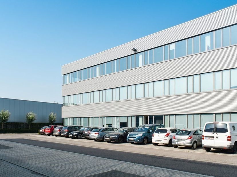 450m² kantoorruimte (uitbreidbaar tot 750m²)<br />
Ligging: vlakbij E313<br />
<br />
Specificaties: dubbel glas, ingedeeld, verlaagd tegelplafond, in