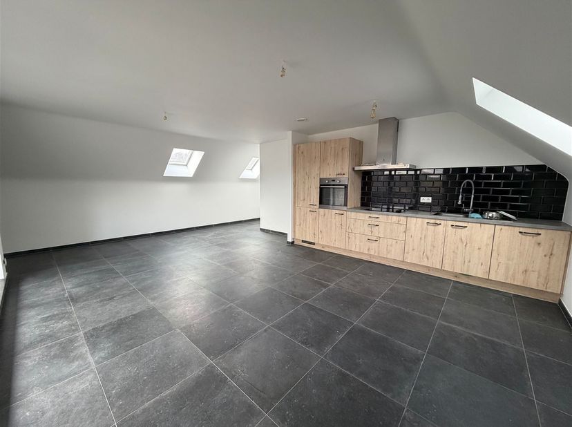 MCA Immobilier vous propose ce bel appartement situé au 2ᵉ étage de la Résidence Bois de la Rochette à Hollogne. D’une superficie de 75 m², il se comp