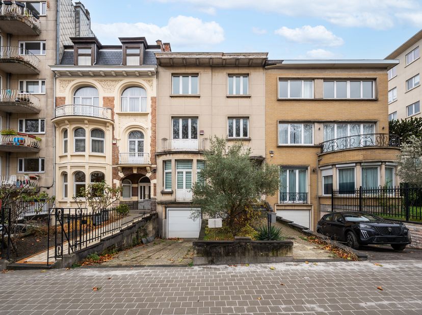 SCHAERBEEK, Bloemenwijk, Gemengd gebouw (kantoren op de begane grond en 2 woningen op de verdiepingen, erkend door de stedenbouwkundige dienst) van +/