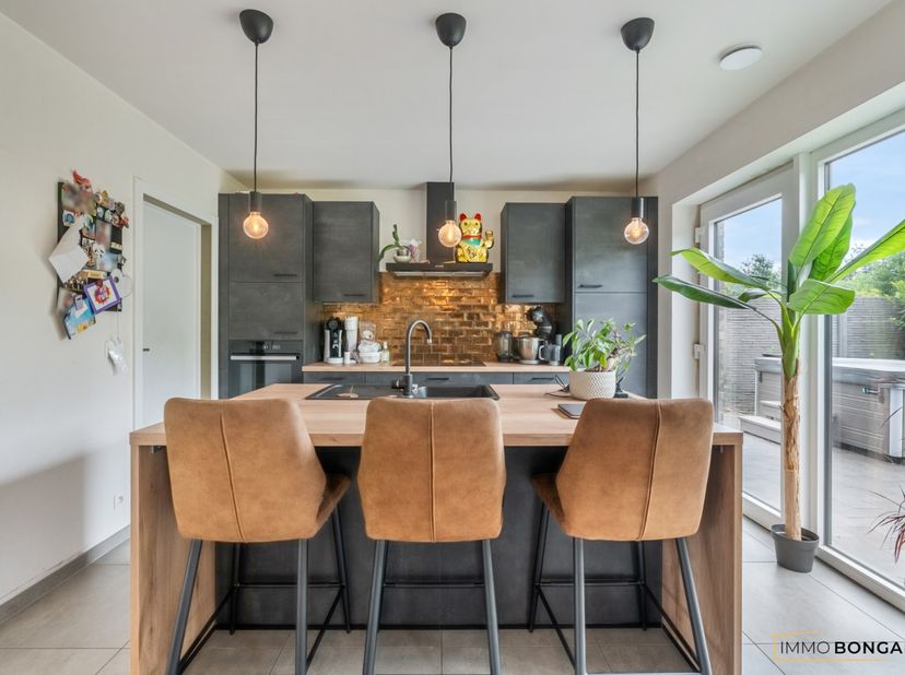 Deze verzorgde gezinswoning, gelegen op een perceel van 7a 33ca in het rustige Ellikom (Oudsbergen), combineert modern wooncomfort met een uitstekende