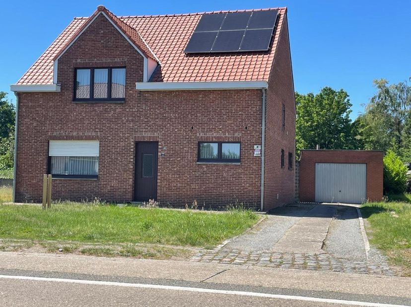 Goed gelegen vrijstaande woning op een ruim perceel van ca. 1.370 m² met een straatbreedte van ongeveer 30 meter.  <br />
<br />
Deze eigendom biedt v