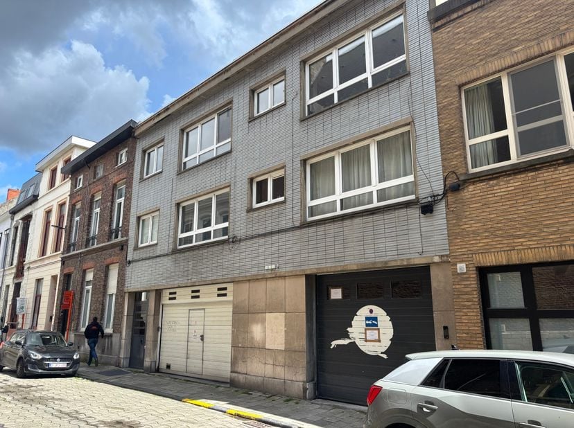 Garage à vendre
                    à 9000 Gent