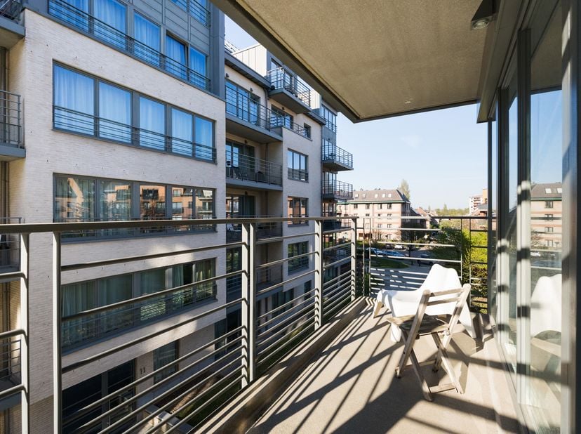EVERE, proche de toutes les facilités, très bel APPARTEMENT (2ch/2sdb) de 80m² avec une belle TERRASSE et PARKING. Situé dans un bâtiment construit en