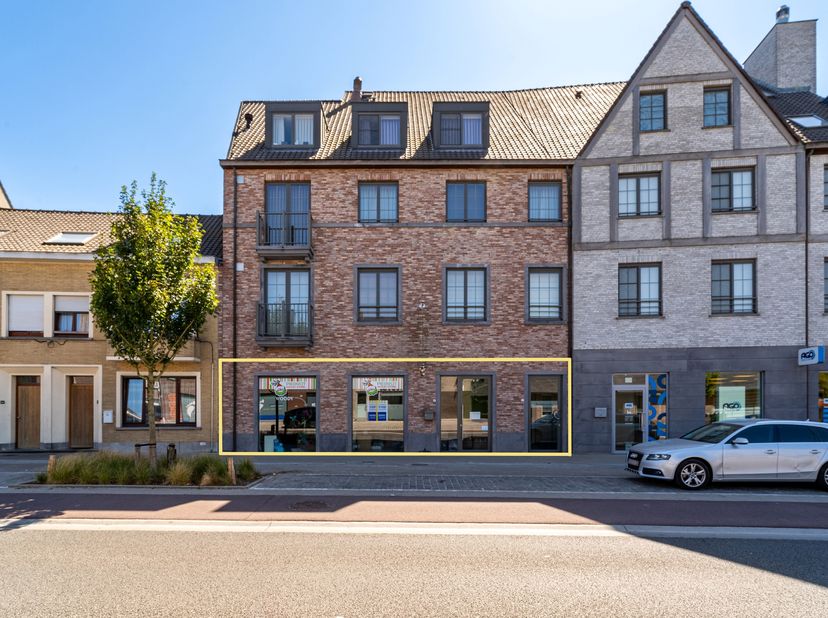 Centraal gelegen handelspand met een totale oppervlakte van ca. 145 m², pal in het centrum van Oostrozebeke.<br />
<br />
Het pand werd jarenlang uitg