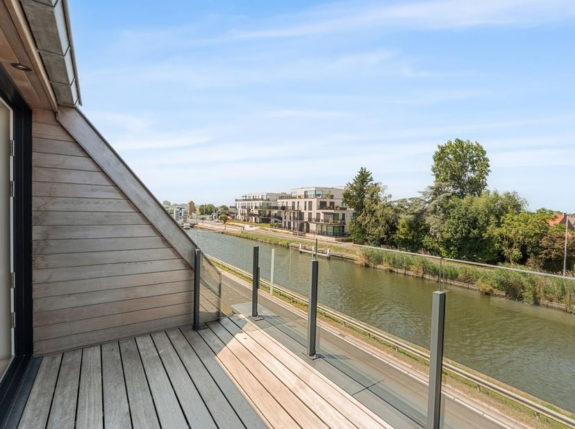 Bent u op zoek naar een ruim en lichtrijk duplexappartement op een unieke locatie?<br />
Dan zal dit prachtige appartement langs de Vaart van Oudenbur