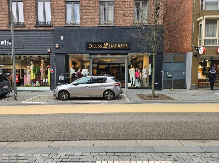 Dit commercieel pand is gelegen in de drukke handelsstraat Statiestraat in het hartje van Mol. Het pand beschikt over een grote vitrine waardoor je ge