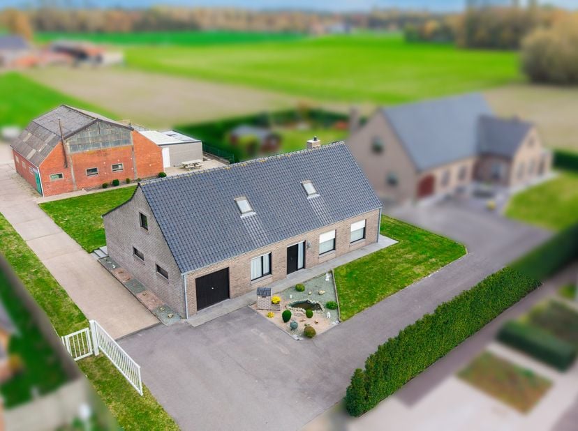 TE KOOP – Villa + Atelier / Werkplaats met uitzonderlijk potentieel in Zerkegem<br />
<br />
Deze degelijk gebouwde villa dd. 1985, bevindt zich op ee
