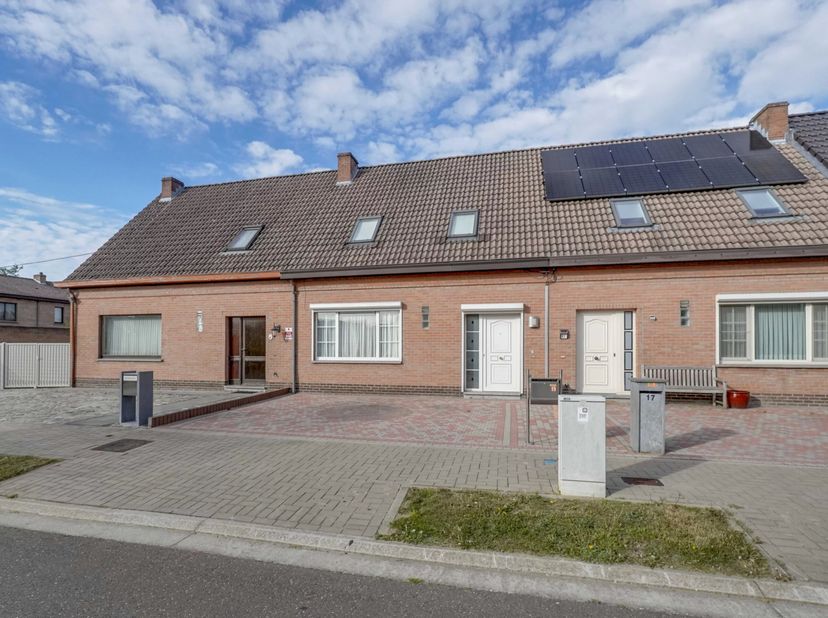 In de Notestraat, op wandelafstand van het centrum van Sint-Truiden, bevindt zich deze instapklare woning.<br />
De woning bestaat uit een hal met gas