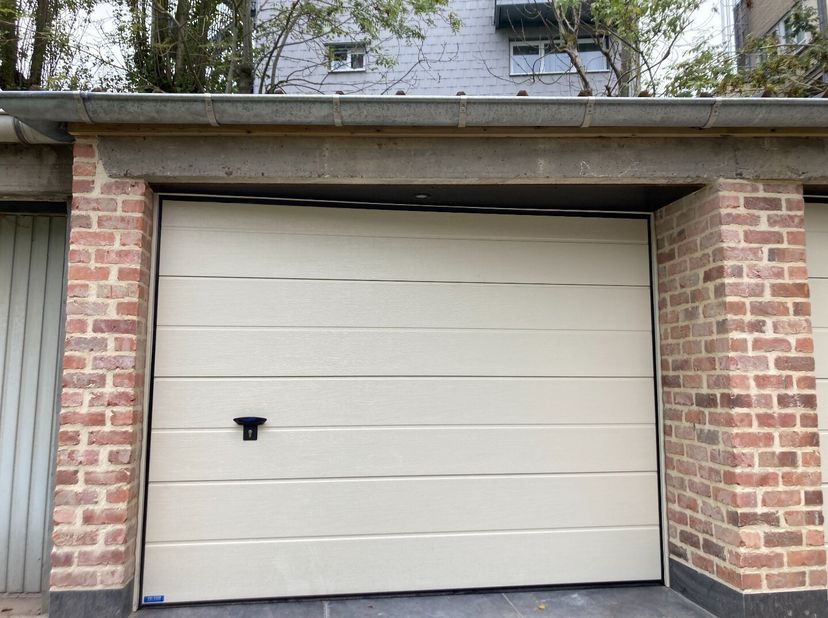 Te huur te GENT, buurt Sint-Pietersstation : volledig vernieuwde garage met nieuwe sectionaalpoort.<br />
Stopcontacten en verlichting aanwezig.<br />