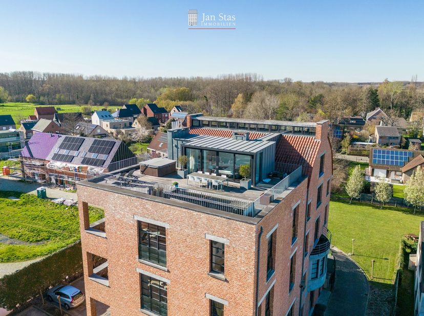 Op zoek naar een ruime, unieke loft met een gigantisch zonnig terras, ideaal gelegen tussen Leuven en Brussel? Dan zit je hier helemaal goed.<br />
<b