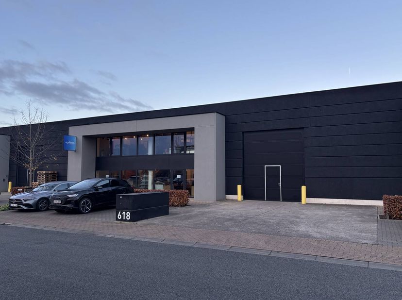 Loods te huur van 1.717m² met bijhorend bureel van 228m² (bestaande uit 2 verdiepingen) en 5 parkeerplaatsen gelegen nabij de afrit E403 Roeselare-Bev