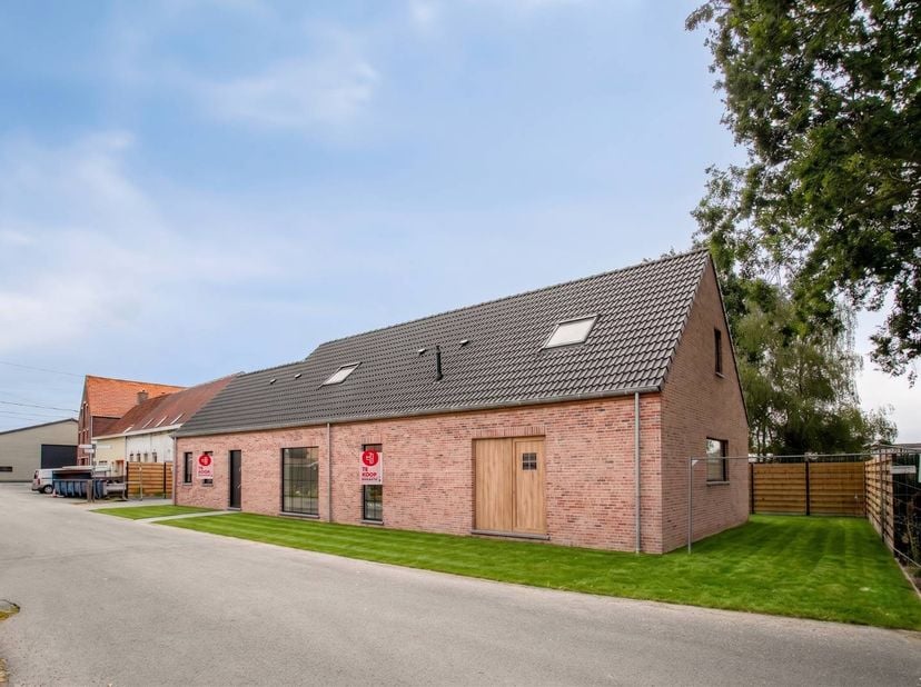Halfopen nieuwbouwwoning te koop in de Stavelestraat 4 te Vleteren met 3 kamers, dubbele oprit en tuin. Deze kwalitatieve nieuwbouwwoning wordt volled