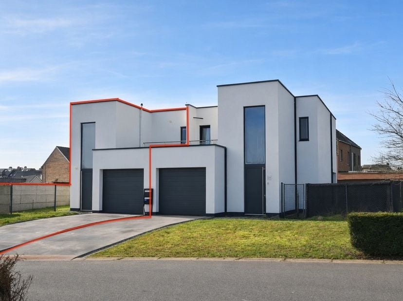 Moderne halfopen woning met 3 slaapkamers in het centrum van Lanaken<br />
Op een prachtige en rustige locatie aan het Heuvelplein in Lanaken bevindt