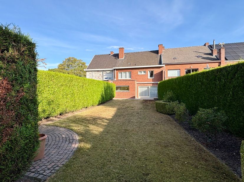 Ruime woning met 4 slaapkamers en diepe tuin in Heule<br />
<br />
*Sommige foto's zijn bewerkt met AI*<br />
<br />
Dit is een vanafprijs van 349.000