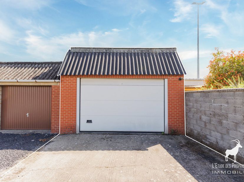 Referentie agentschap: V7170-523<br />
*** VIRTUEEL BEZOEK: https://envisite.net/vtour/fr/57flfu/frame ****<br />
Garage met een oppervlakte van ongev