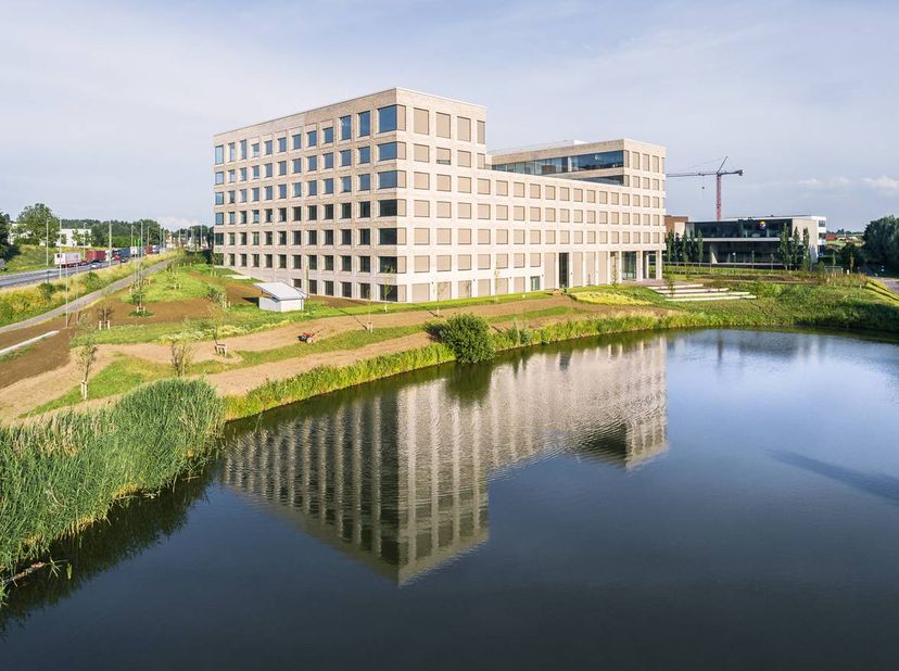 Bien professionnel à louer
                    à 8500 Kortrijk