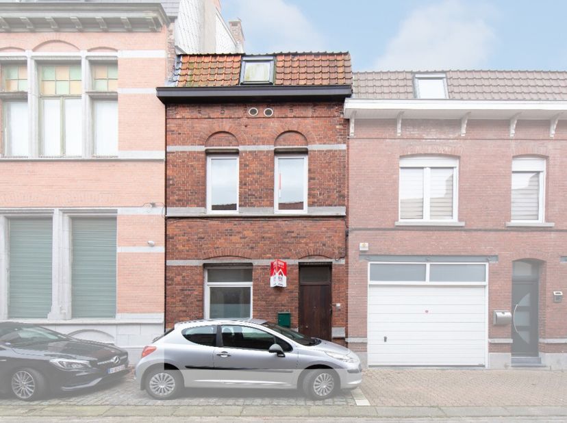 Deze betaalbare en gezellige rijwoning met 4 volwaardige slaapkamers is gelegen in een rustige straat met vlotte verbinding naar het centrum, scholen,