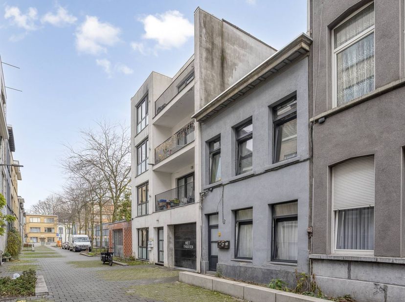 Cette maison à vendre est située dans la Bloemstraat à Borgerhout, avec une surface habitable totale d'environ 220 m². La maison est actuellement divi