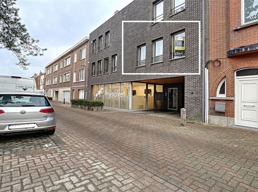 Mooi 2 slaapkamer appartement voorzien van een ruim terras, gelegen in een klein gebouw (met lift) op wandelafstand van Place Dumon in Stokkel. <br />