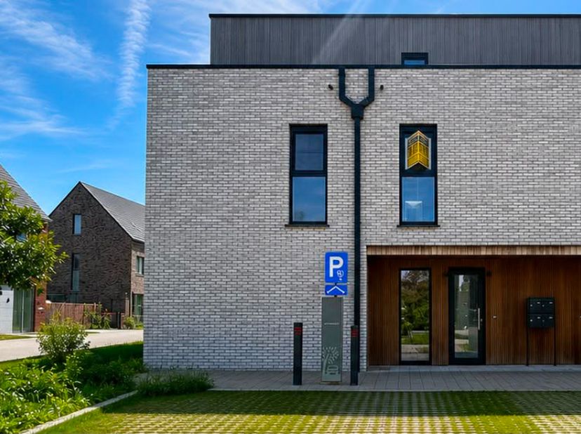 Breendonk, Steenbossen 3<br />
Recente, quasi nieuwbouw (bouwjaar 2023), woning gelegen op een rustige, groene locatie doch vlakbij de A12. Aankoop on