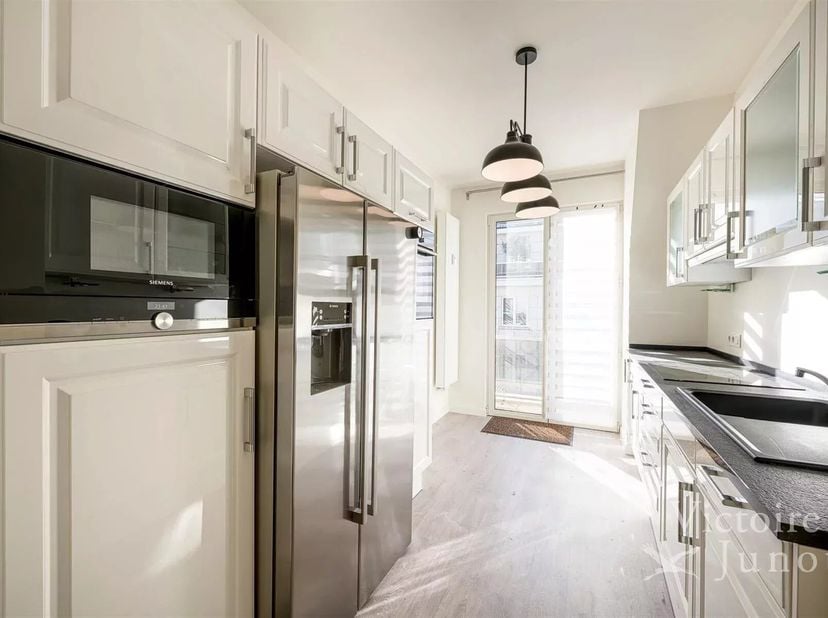 Gepresenteerd door Carla Rodriguez: 0494 07 97 54 / carla.rodriguez@victoire.be<br />
Victoire Junot stelt voor, een prachtig appartement gelegen in e