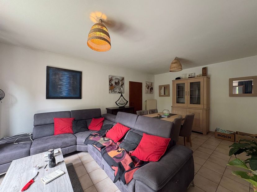 MCA Immobilier vous présente ce bel appartement situé dans le centre de Marche, à proximité des commerces et de toutes commodités. Situé au 2ème étage