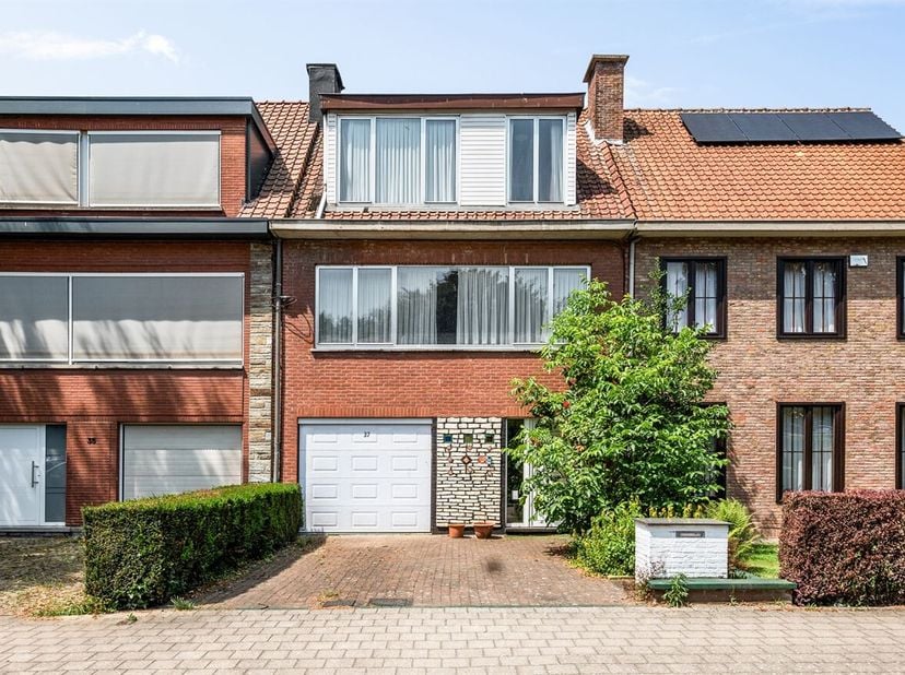 Ruime bel-étagewoning (189m²) voorzien van 3 slaapkamers, dubbele garage en prachtige tuin op toplocatie!<br />
Ligging: Gelegen op een centrale toplo