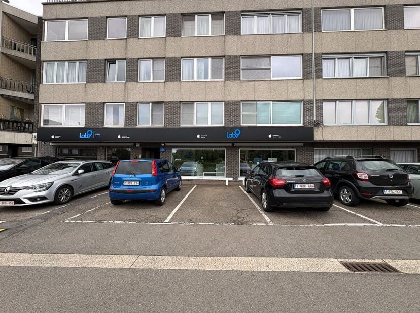 Instapklaar appartement met 2 slaapkamers, garagebox, kelderberging en terras in het centrum van Kuringen (Hasselt). Voor meer informatie ga naar: htt