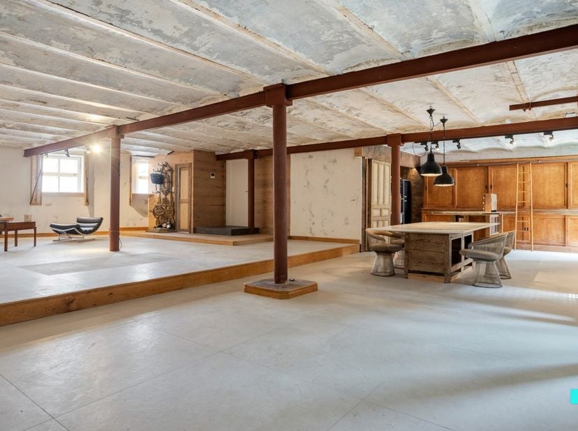 Deze uitzonderlijke &amp;amp; karaktervolle loft&amp;nbsp;bevindt zich op het gelijkvloers van een rustige residentie op de voormalige brouwerijsite 't Hamerk