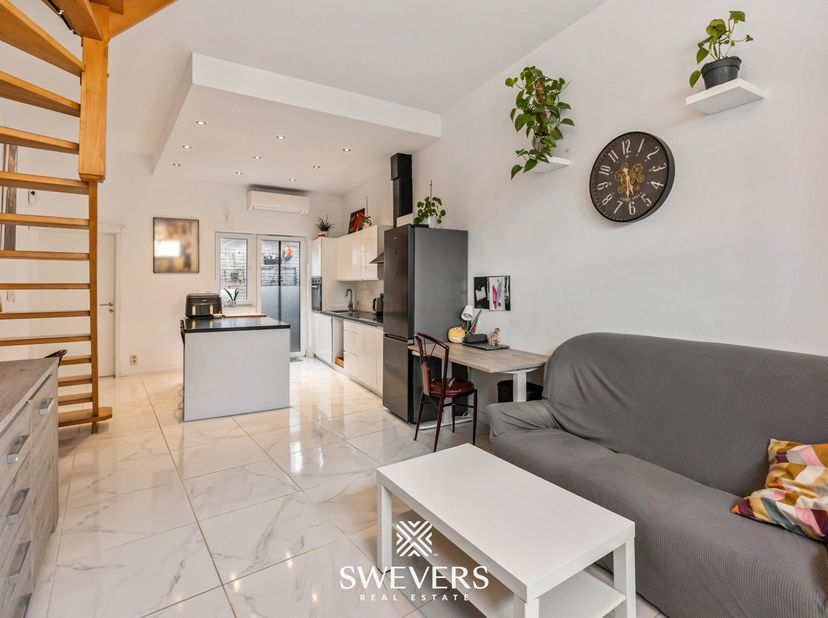 Voor meer info en foto’s, surf naar www.swevers.be – ontdek deze instapklare rijwoning aan de Kwadensteenweg 80 in Sint-Truiden, waar een centrale lig