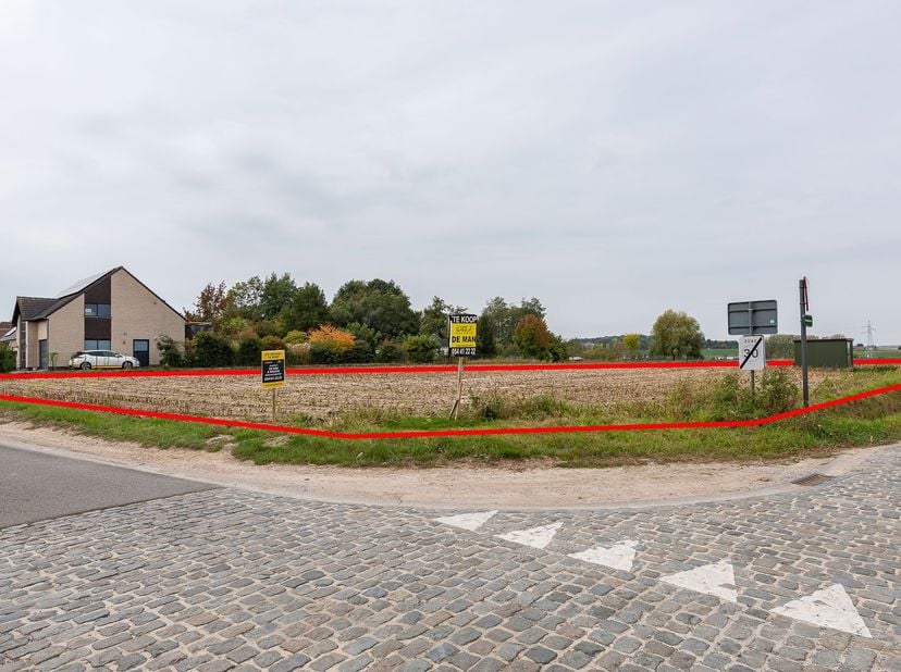 Un terrain à bâtir est à vendre dans la Bergstraat à Etikhove.<br />
Il est situé à l'angle de la Berkenstraat et de la Krommestraat.<br />
<br />
Les