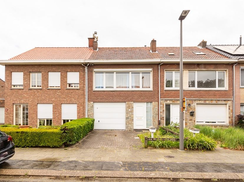 CHARMANTE BEL-ETAGE IN HET CENTRUM -<br />
<br />
Deze centraal gelegen bel-etage biedt een mooie basis en tal van mogelijkheden voor kandidaat-kopers