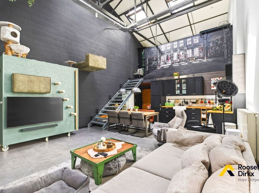 Deze loft ligt op het Stift, gekend om haar gezellige horeca, en maakt deel uit van een rustige residentie op wandelafstand van het stadscentrum met h