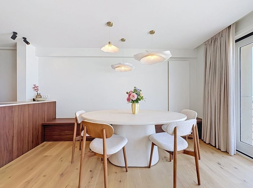 Smaakvol gerenoveerd appartement met zeezicht, gelegen op de tweede verdieping van een kleinschalige residentie. Op enkele minuten van het centrum van