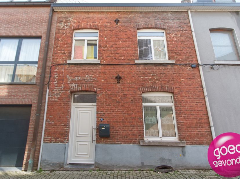 STADSWONING MET POTENTIEEL IN HET HART VAN DE STAD<br />
LIGGING - Deze gesloten bebouwing is ideaal gelegen in de stadskern, op wandelafstand van win