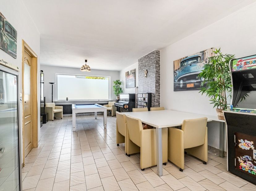 Ontdek deze ruime en lichtrijke woning met loods/opslagruimte, centraal gelegen in Waregem. Dankzij de grote bewoonbare oppervlakte, de praktische ind