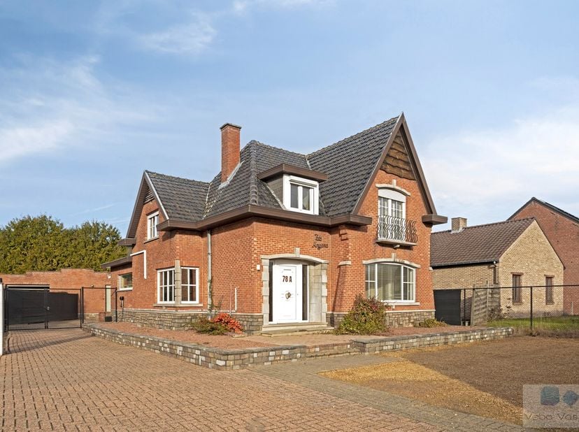 In de groene rand rond Averbode, bevindt zich deze leuke gezinswoning met ruime, vrijstaande garage.<br />
<br />
Deze charmante woning is gelegen net