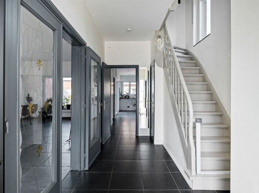 Het pand is gelegen aan de Kruisboogstraat 2, in een rustige en hoofdzakelijk residentiële woonwijk van Ekeren. De straat bevindt zich in een kindvrie