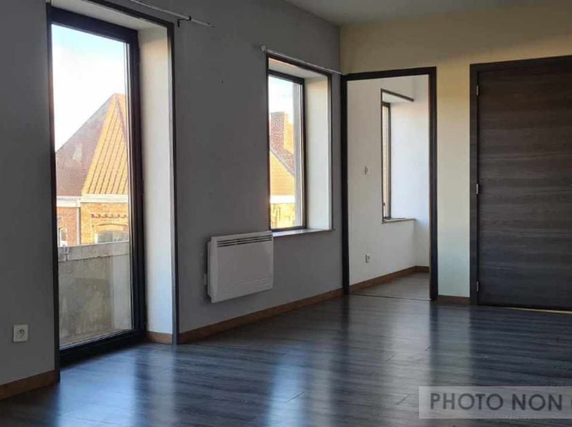 Idéalement situé en plein centre-ville, à proximité immédiate des commerces et services, découvrez cet appartement au 1er étage lumineux et fonctionne