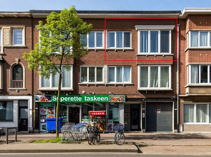 Locatie:  Dit instapklare 1-slaapkamerappartement bevindt zich op de Diksmuidelaan in Berchem, op een bijzonder centrale ligging. Openbaar vervoer, st