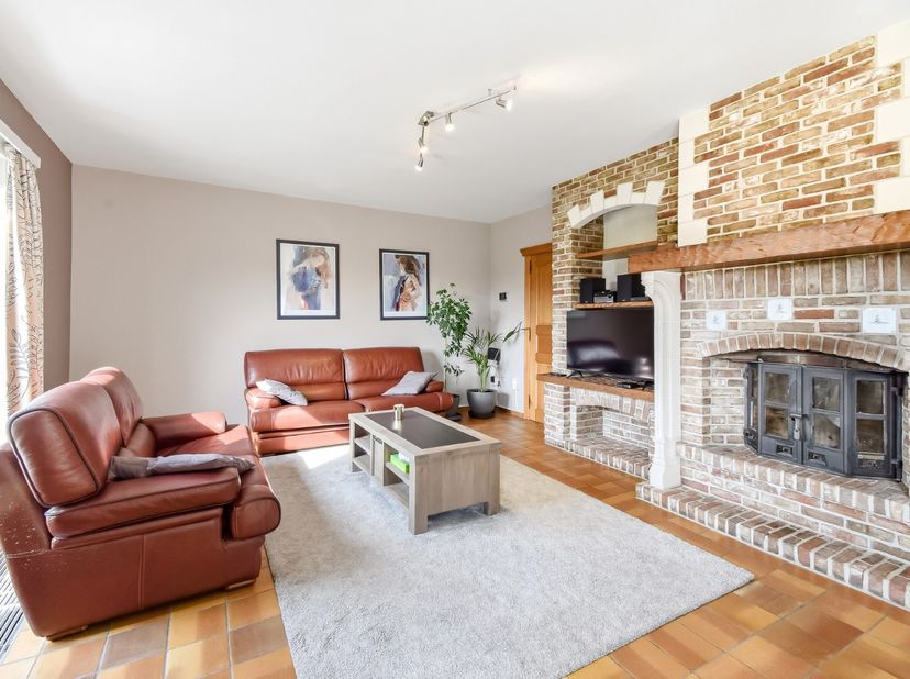 In een rustige, doodlopende straat bevindt zich deze ruime en verzorgde villa die comfort en functionaliteit moeiteloos combineert. De woning biedt ee